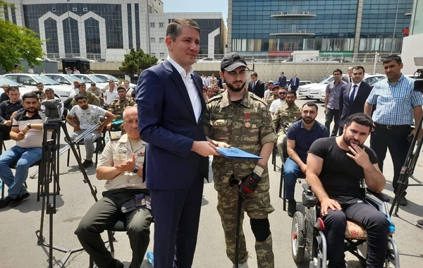 Milli Qurtuluş Günündə qazilərə avtomobillər verilib -FOTO