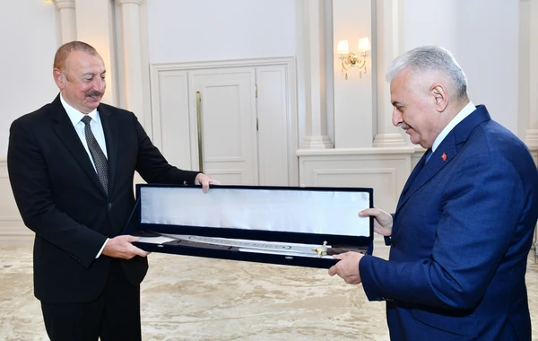 Prezident İlham Əliyevə Fateh Sultan Mehmedin qılıncının eynisi hədiyyə olunub - YENİLƏNİB - FOTO