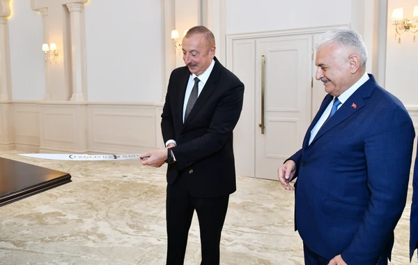 Prezident İlham Əliyevə Fateh Sultan Mehmedin qılıncının eynisi hədiyyə olunub - YENİLƏNİB - FOTO
