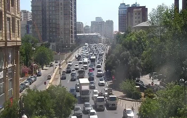 Bakıda avtomobil tüstüləndi, yollarda sıxlıq yarandı - FOTO