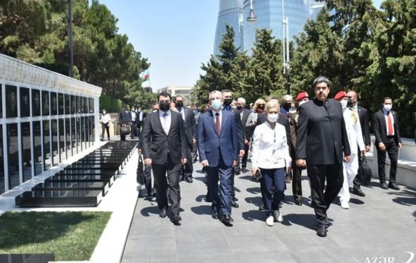 Мадуро посетил Аллею почетного захоронения и Аллею шехидов - ФОТО