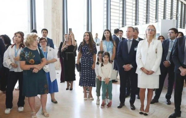 Leyla Əliyevanın təşəbbüsü ilə Cenevrədə “Su altında üzən Simurq” xalçası təqdim edilib - FOTO