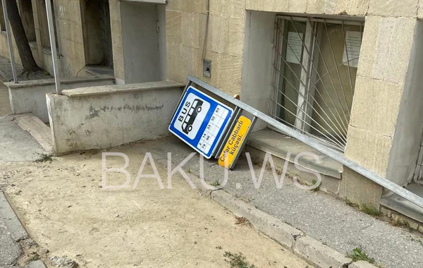 Dayanacaq lövhəsi bir aydır niyə böyrü üstə qalıb? - FOTO/VİDEO