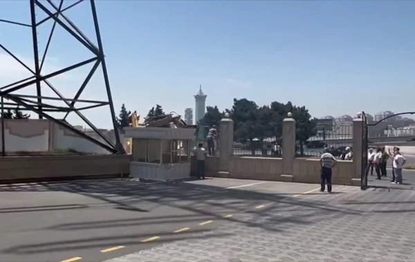 В Баку снесен забор знаменитого дома торжеств - ВИДЕО