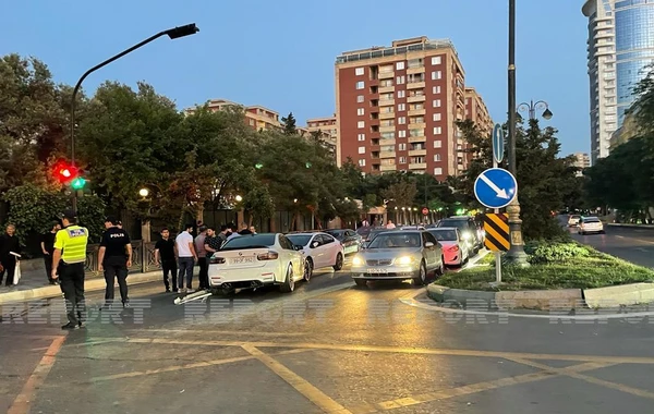 В Баку столкнулись три автомобиля, есть пострадавший
