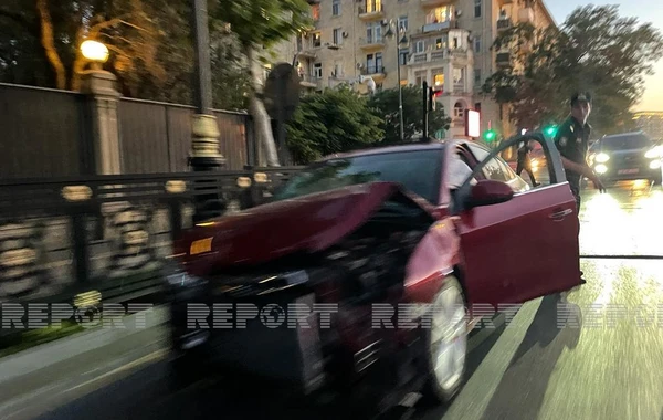 В Баку столкнулись три автомобиля, есть пострадавший