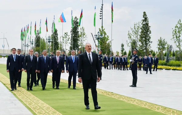 Prezident İlham Əliyev Daşkənddə Müstəqillik abidəsini ziyarət edib - FOTO - YENİLƏNİB