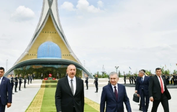 Prezident İlham Əliyev Daşkənddə Müstəqillik abidəsini ziyarət edib - FOTO - YENİLƏNİB