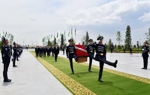 Prezident İlham Əliyev Daşkənddə Müstəqillik abidəsini ziyarət edib - FOTO - YENİLƏNİB