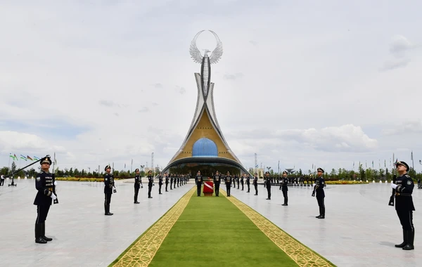 Prezident İlham Əliyev Daşkənddə Müstəqillik abidəsini ziyarət edib - FOTO - YENİLƏNİB