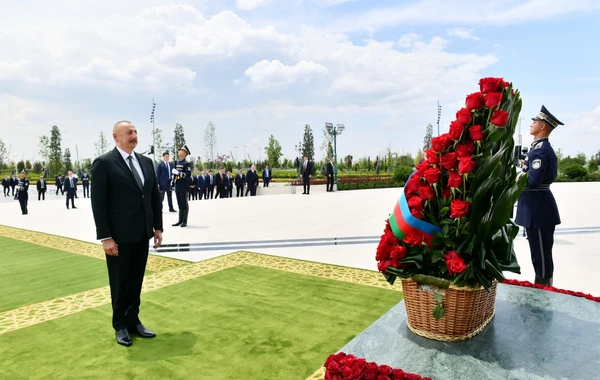 Prezident İlham Əliyev Daşkənddə Müstəqillik abidəsini ziyarət edib - FOTO - YENİLƏNİB