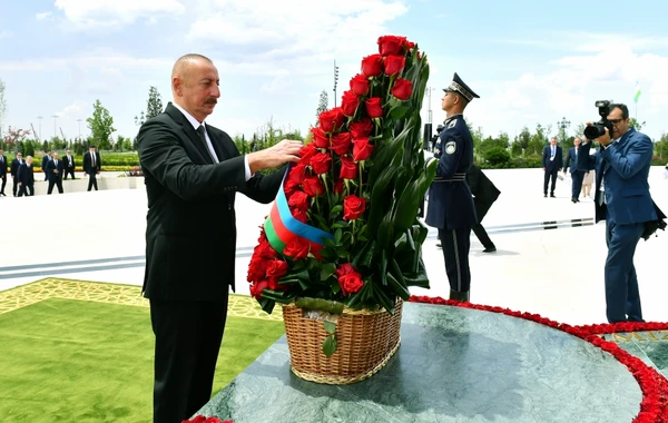 Prezident İlham Əliyev Daşkənddə Müstəqillik abidəsini ziyarət edib - FOTO - YENİLƏNİB