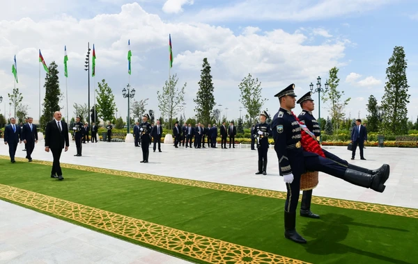 Prezident İlham Əliyev Daşkənddə Müstəqillik abidəsini ziyarət edib - FOTO - YENİLƏNİB
