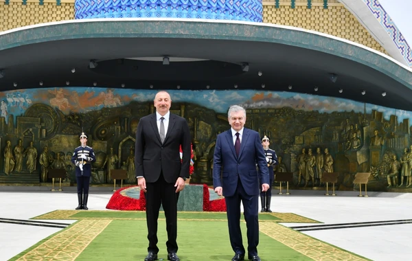 Президент Азербайджана посетил Монумент независимости в Ташкенте - ФОТО