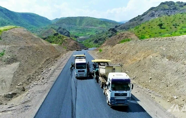 Laçın şəhərindən yan keçən yeni avtomobil yolunun asfaltlanmasına başlanılıb - FOTO