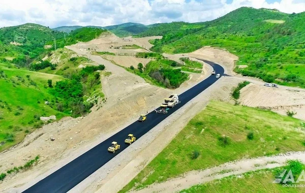 Laçın şəhərindən yan keçən yeni avtomobil yolunun asfaltlanmasına başlanılıb - FOTO