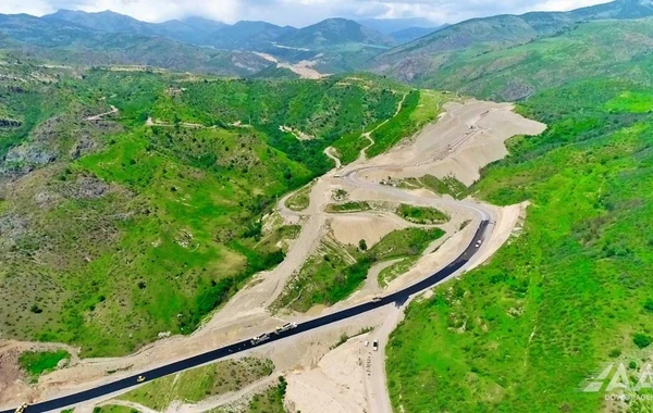 Laçın şəhərindən yan keçən yeni avtomobil yolunun asfaltlanmasına başlanılıb - FOTO