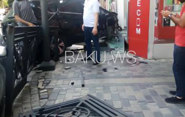 Bakıda maşın mağazaya çırpılıb - FOTO