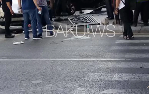 Bakıda maşın mağazaya çırpılıb - FOTO