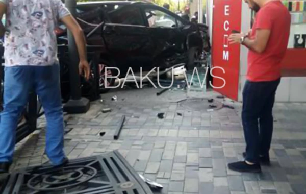 Bakıda maşın mağazaya çırpılıb - FOTO