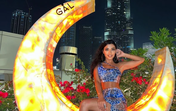 Отдыхающая в ОАЭ Самра Рагимли поделилась кадрами из бассейна - ВИДЕО