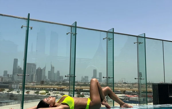 Отдыхающая в ОАЭ Самра Рагимли поделилась кадрами из бассейна - ВИДЕО