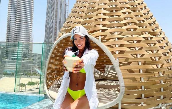 Отдыхающая в ОАЭ Самра Рагимли поделилась кадрами из бассейна - ВИДЕО