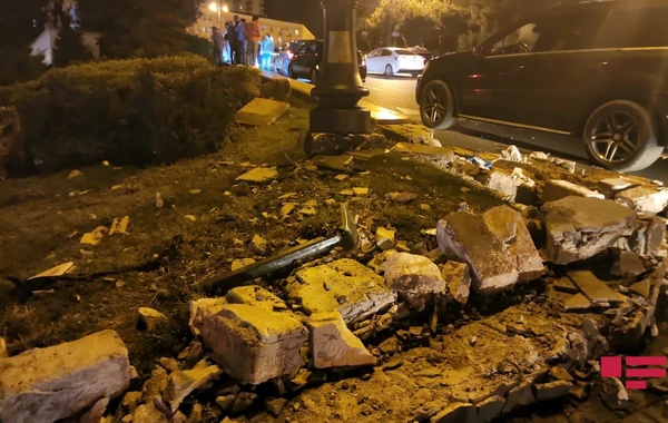 Bakıda avtomobil park ərazisinə aşıb - FOTO