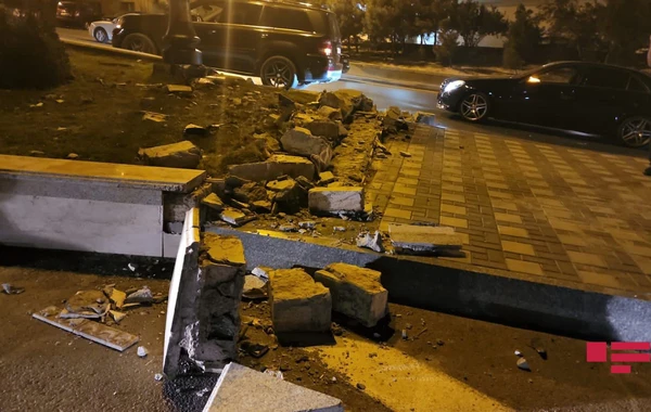 Bakıda avtomobil park ərazisinə aşıb - FOTO