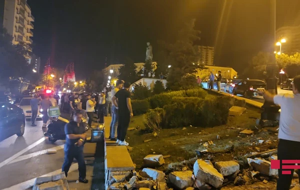 Bakıda avtomobil park ərazisinə aşıb - FOTO