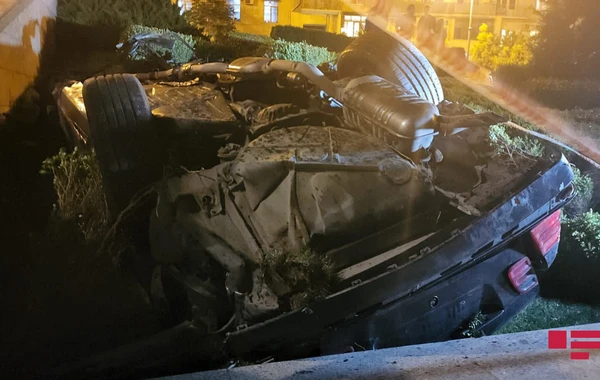 Bakıda avtomobil park ərazisinə aşıb - FOTO