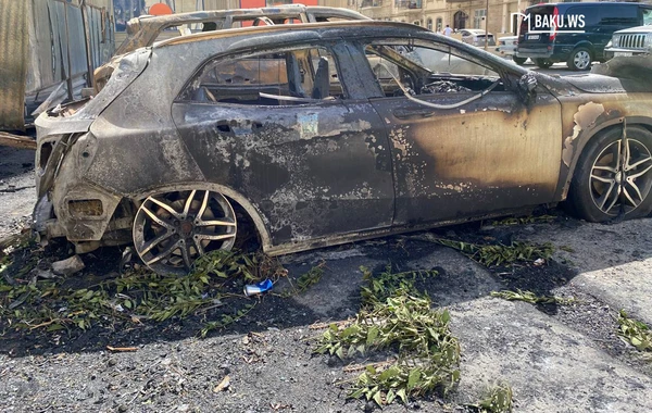 Сгоревшие дотла люксовые автомобили в Баку - ВИДЕО