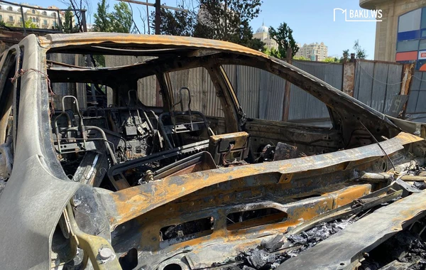 Сгоревшие дотла люксовые автомобили в Баку - ВИДЕО