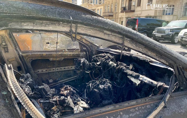 Сгоревшие дотла люксовые автомобили в Баку - ВИДЕО