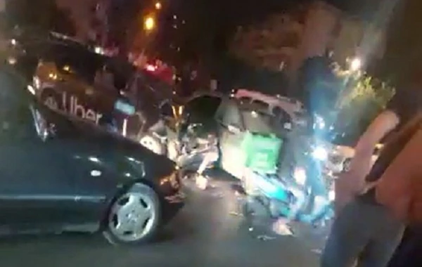 "Prius" qırmızıda keçdi, qəza törətdi - VİDEO