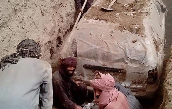 “Taliban” liderinin avtomobili yerin altından tapıldı - FOTO