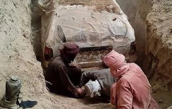 “Taliban” liderinin avtomobili yerin altından tapıldı - FOTO