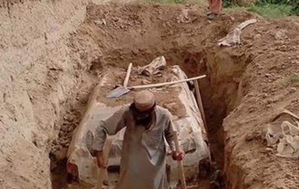 “Taliban” liderinin avtomobili yerin altından tapıldı - FOTO