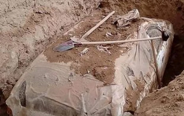 “Taliban” liderinin avtomobili yerin altından tapıldı - FOTO