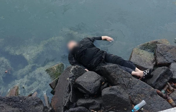 Bulvarda boğulmaqda olan qadın XİLAS EDİLDİ - FOTO