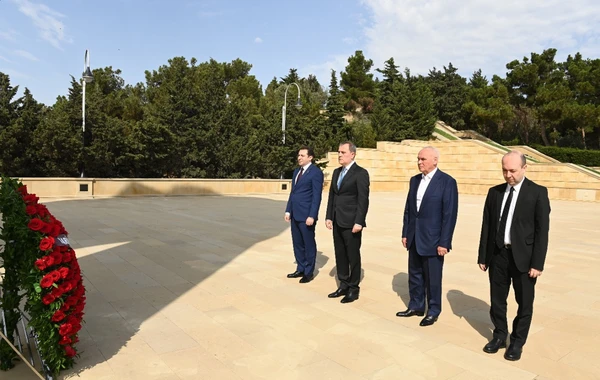 XİN rəhbər heyəti Fəxri xiyaban və Şəhidlər xiyabanını ziyarət edib - FOTO
