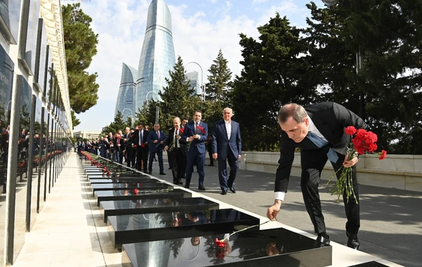 XİN rəhbər heyəti Fəxri xiyaban və Şəhidlər xiyabanını ziyarət edib - FOTO