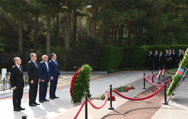 XİN rəhbər heyəti Fəxri xiyaban və Şəhidlər xiyabanını ziyarət edib - FOTO