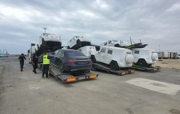 Машины мировых автогигантов перевозятся через порт Баку - ФОТО