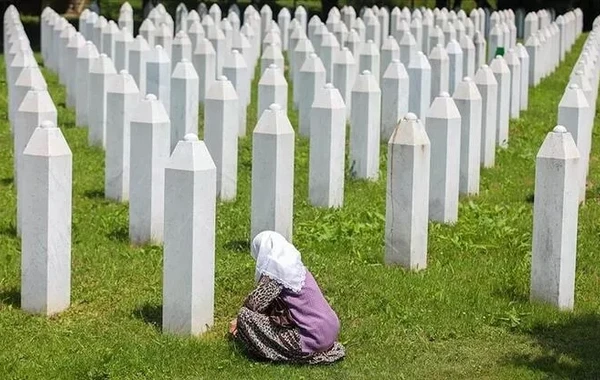Srebrenitsada həlak olan daha 50 bosniyalı dəfn edildi