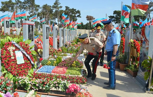 Müdafiə Nazirliyinin rəhbərliyi İkinci Şəhidlər xiyabanını ziyarət edib - FOTO
