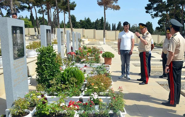 Müdafiə Nazirliyinin rəhbərliyi İkinci Şəhidlər xiyabanını ziyarət edib - FOTO