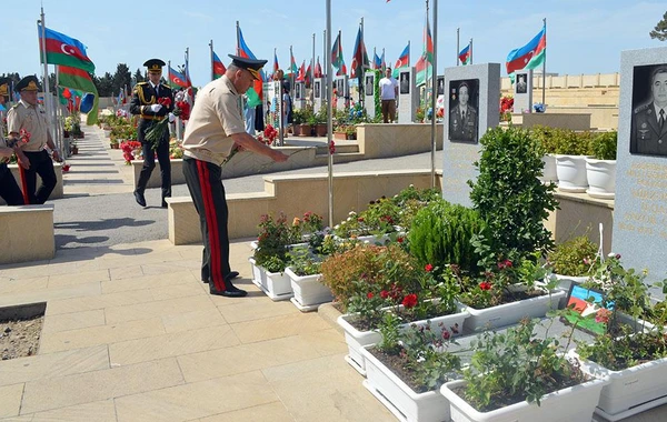 Müdafiə Nazirliyinin rəhbərliyi İkinci Şəhidlər xiyabanını ziyarət edib - FOTO