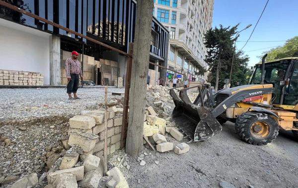 В Баку предотвращено незаконное строительство возле торгового центра - ФОТО