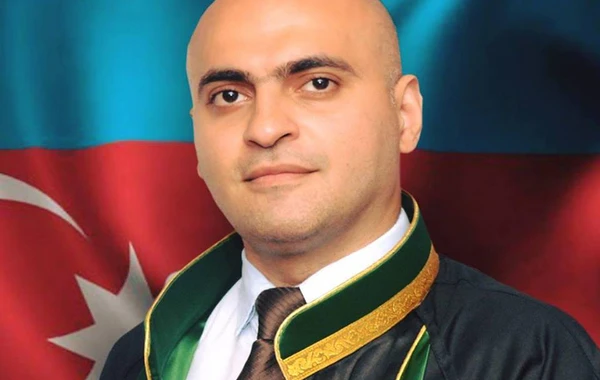 Dələduzluqda təqsirləndirilən tanınmış vəkilin məhkəməsi başladı